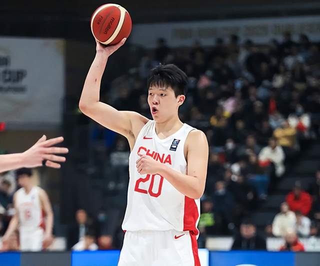 PG-郑钦文逆转萨卡里终结连败,心态蜕变守住草地首胜