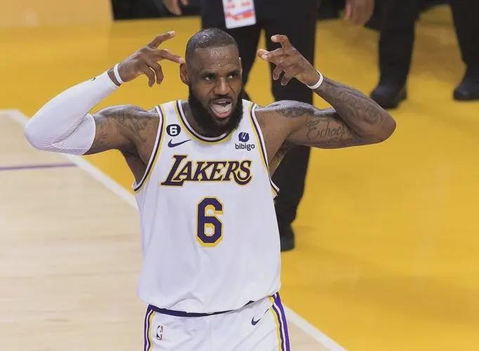 布伦森独扛45分!尼克斯时隔53年再捧NBA总冠军奖杯